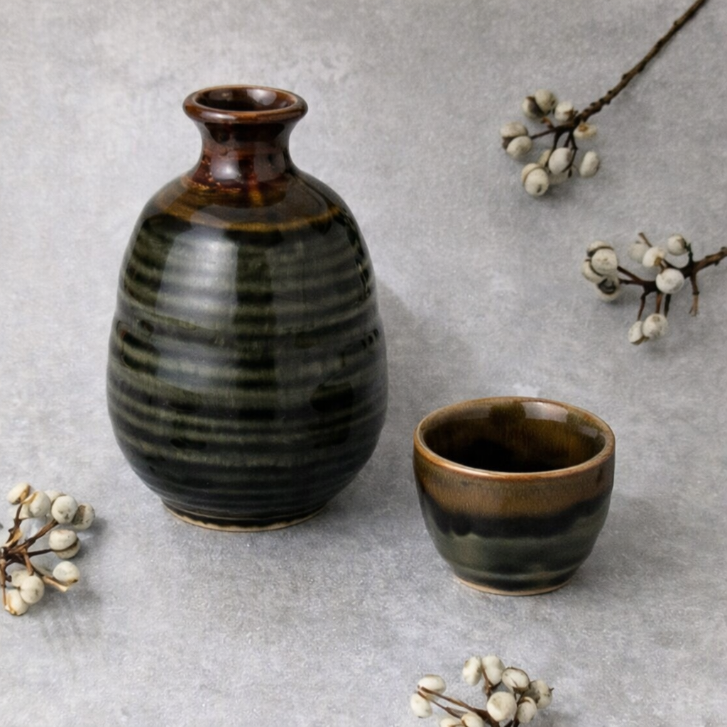 Japanisches Sake Set - Keramik Karaffe & Becher "Brown" Design